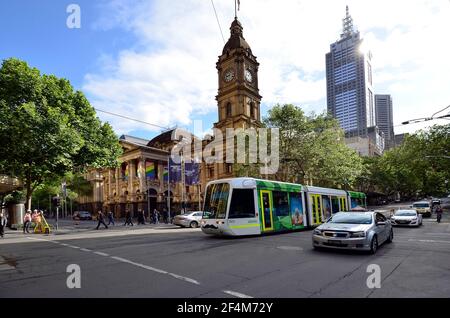 Melbourne, Victoria, Australie - 03 novembre 2017 : personnes non identifiées et trafic en voiture et en tramway devant l'hôtel de ville de Melbourne Banque D'Images