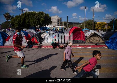 Tijuana, Mexique. 22 mars 2021. Les enfants jouent à El Chaparral plaza à Tijuana, au Mexique, le dimanche 21 mars 2021. Des centaines de demandeurs d'asile ont installé des tentes près du port d'entrée dans l'espoir de pouvoir demander l'asile aux États-Unis. Biden s'est engagé à prendre de nouvelles mesures pour faire face à l'afflux de migrants à la frontière depuis son arrivée au pouvoir. Photo par Ariana Drehsler/UPI crédit: UPI/Alay Live News Banque D'Images