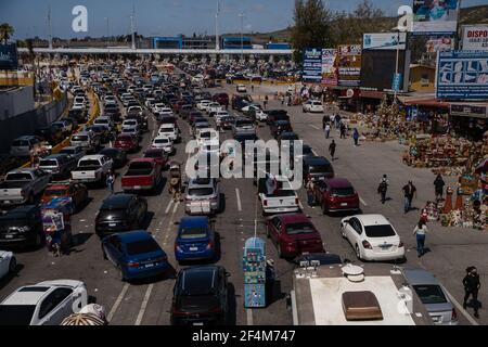 Tijuana, Mexique. 22 mars 2021. Des véhicules attendent en file d'attente à la frontière entre le Mexique et les États-Unis pour quitter Tijuana, au Mexique, et entrer aux États-Unis le dimanche 21 mars 2021. Biden s'est engagé à prendre de nouvelles mesures pour faire face à l'afflux de migrants à la frontière depuis son arrivée au pouvoir. Photo par Ariana Drehsler/UPI crédit: UPI/Alay Live News Banque D'Images