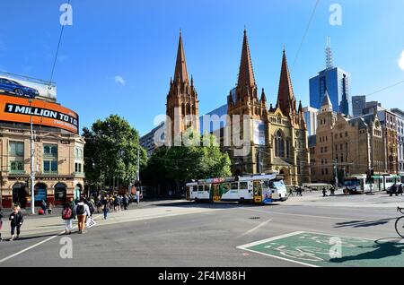 Melbourne, Victoria, Australie - 03 novembre 2017 : personnes non identifiées et tramway sur Flinders Street avec la cathédrale Saint-Paul Banque D'Images