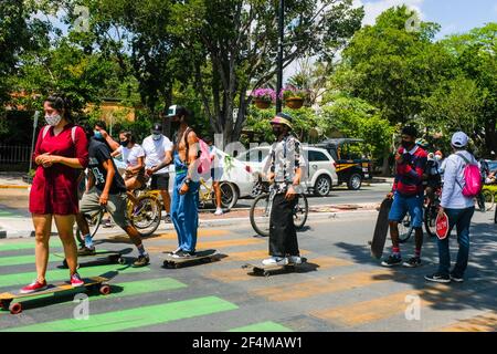 Après de nombreux mois de fermeture en raison de la pandémie, la ville de Merida au Mexique a repris ses populaires « dimanches cyclistes » sur la célèbre avenue Paseo de Montejo. L'événement a été réorganisé et respecte les mesures d'hygiène de protection Covid-19 Banque D'Images