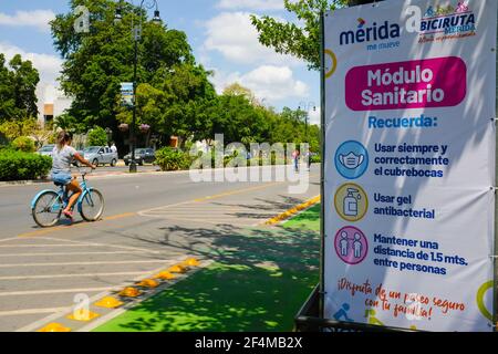 Après de nombreux mois de fermeture en raison de la pandémie, la ville de Merida au Mexique a repris ses populaires « dimanches cyclistes » sur la célèbre avenue Paseo de Montejo. L'événement a été réorganisé et respecte les mesures d'hygiène de protection Covid-19 Banque D'Images