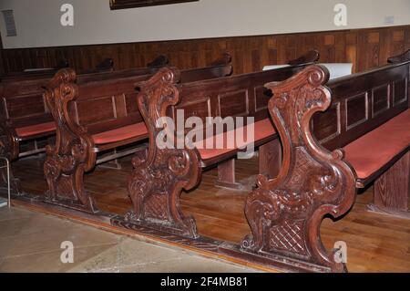 Bancs en bois baroque intérieur dans l'église d'Opatija, Croatie Banque D'Images