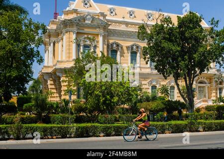 Cycliste portant un masque Paseo de Montejo avenue, Mérida mexique Banque D'Images