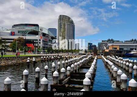 Melbourne, Victoria, Australie - 03 novembre 2017 : personnes non identifiées sur l'Esplanade du port avec stade et bâtiments le long du port de Victoria dans les Docklands Banque D'Images