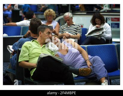 PASSAGERS RETARDÉS À L'AÉROPORT DE GATWICK JUILLET 2001 les passagers attendent, Rush, file d'attente de repos, etc. Tous les éléments de l'existence quotidienne de gatewicks, en avance sont les vacances d'été et encore plus de retards et d'annulations prévus pour le public voyageur. Banque D'Images