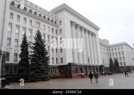 Kiev, Ukraine. 22 mars 2021. KIEV, UKRAINE - 22 MARS 2021 - les participants ont peint en aérosol la construction du Bureau du Président de l'Ukraine à l'appui de l'activiste condamné Serhii Sternenko, Kiev, capitale de l'Ukraine crédit: UKRINFORM/Alay Live News Banque D'Images