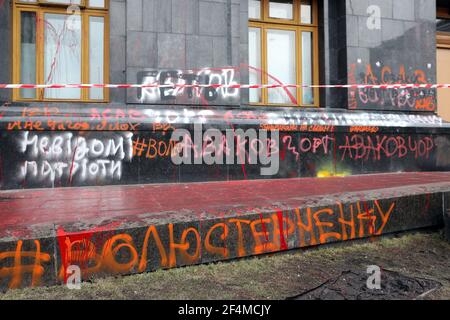 Kiev, Ukraine. 22 mars 2021. KIEV, UKRAINE - 22 MARS 2021 - inscriptions faites par les participants à l'action en faveur de l'activiste condamné Serhii Sternenko sur la construction du Bureau du Président de l'Ukraine, Kiev, capitale de l'Ukraine crédit: UKRINFORM/Alay Live News Banque D'Images