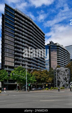 Melbourne, Victoria, Australie - 03 novembre 2017 : bâtiments et œuvres d'art nommés Continuum par Michael Snape situés sur l'Esplanade du port, dans la rue Docklands Banque D'Images