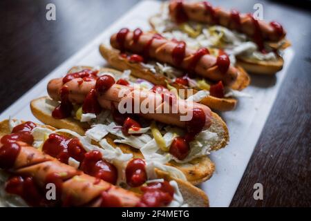 un hot dogs avec sauce sur la table dans le cuisine Banque D'Images