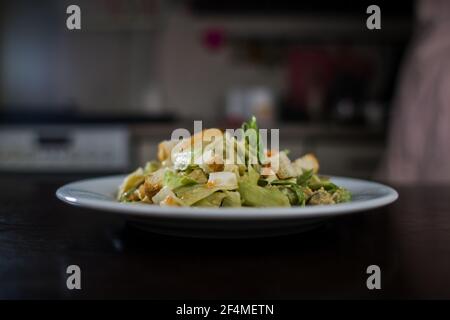 une salade césar dans une assiette blanche dans la cuisine Banque D'Images