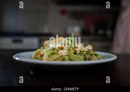 une salade césar dans une assiette blanche dans la cuisine Banque D'Images