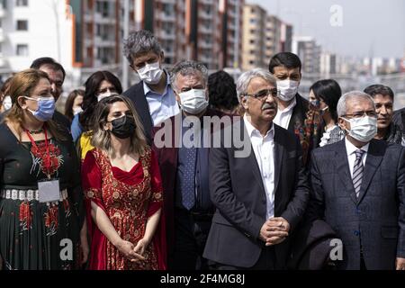 Basak Demirtas (professeur kurde-turc, auteur, et épouse de Selahattin DemirtaÅŸ, l'ancien chef du Parti démocratique populaire HDP, qu'elle fait campagne pour être libérée de prison depuis 2016), Prof Mithat Sancar (professeur turc de droit public et constitutionnel, chroniqueur, Coprésident du HDP du Parti démocratique du peuple et député du HDP du Parti démocratique du peuple, Garo Paylan, d'origine arménienne, politicien turc, l'un des premiers députés arméniens du HDP du Parti démocratique du peuple, lors de la célébration Newroz à Diyarbakir, Turquie, Banque D'Images