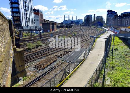 Londres, Angleterre, Royaume-Uni. Voies menant à la gare Victoria, Battersea Power Station au loin, vu du pont Ebury Banque D'Images