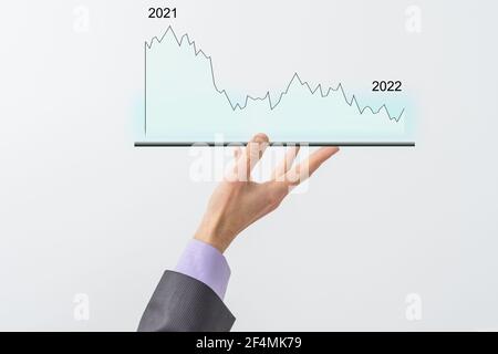 main de l'homme tenant une tablette avec un graphique de croissance. Concept d'analyse Banque D'Images