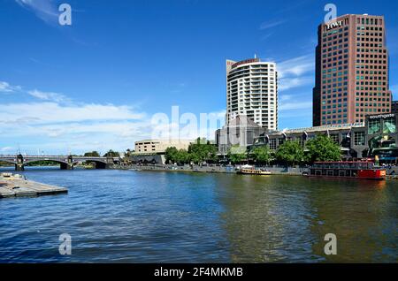 Melbourne, Victoria, Australie - 05 novembre 2017 : complexe commercial et de divertissement Southgate sur la Yarra River avec Princes Bridge Banque D'Images