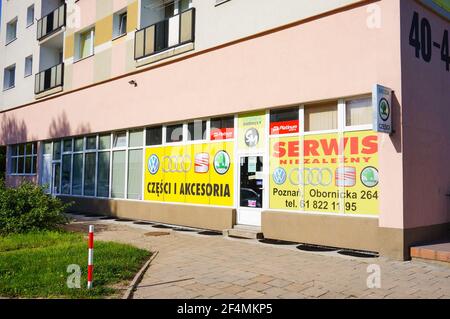 POZNAN, POLOGNE - 31 janvier 2016 : bureau de service de voiture pour les marques Seat, Volkswagen, Skoda et Audi par un immeuble d'appartements Banque D'Images