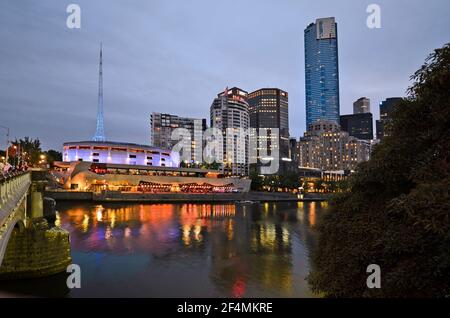 Melbourne, Victoria, Australie - 05 novembre 2017 : scène nocturne dans le quartier de Southbank avec complexe illuminé Southgate, centre artistique et tour Eureka Banque D'Images