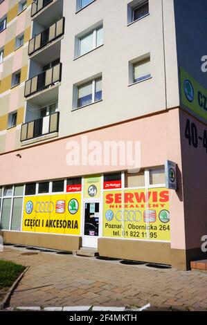 POZNAN, POLOGNE - 31 janvier 2016 : bureau de service de voiture pour les marques Seat, Volkswagen, Skoda et Audi par un immeuble d'appartements Banque D'Images