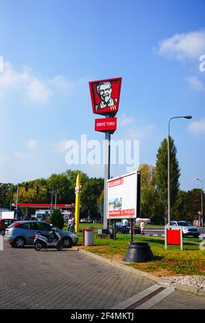 POZNAN, POLOGNE - 06 février 2016 : voitures garées sur un parking avec panneaux publicitaires de KFC et Villa Morena Banque D'Images