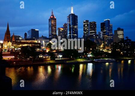 Melbourne, Victoria, Australie - 05 novembre 2017 : gratte-ciel le soir avec différents bâtiments et rivière Yarra Banque D'Images