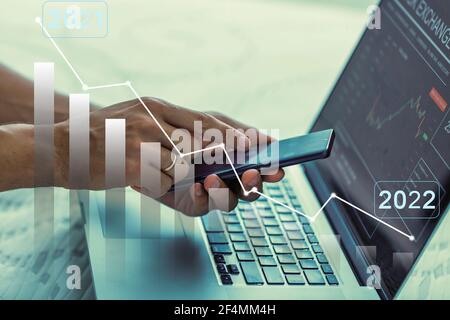 main de l'homme tenant un graphique de croissance. Concept d'analyse Banque D'Images