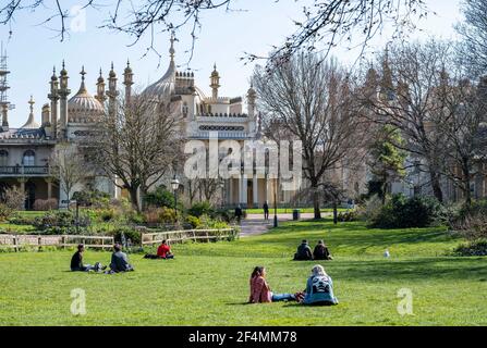 Brighton UK 22 mars 2021 - les visiteurs font une pause dans les jardins Pavilion de Brighton pendant un beau soleil de printemps chaud mais un temps beaucoup plus froid est prévu pour plus tard dans la semaine dans toute la Grande-Bretagne : Credit Simon Dack / Alamy Live News Banque D'Images