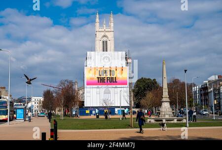 Brighton UK 22 mars 2021 - UNE belle journée pour une promenade au-delà de l'église St Peter de Brighton dans un beau soleil chaud de printemps mais un temps beaucoup plus froid est prévu pour plus tard dans la semaine dans toute la Grande-Bretagne : Credit Simon Dack / Alamy Live News Banque D'Images