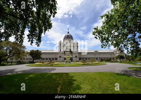 Melbourne, Victoria, Australie - 05 novembre 2017 : bâtiment d'exposition royale et fontaine dans les jardins publics Carlton Gardens, un site classé au patrimoine mondial de la capitale Banque D'Images