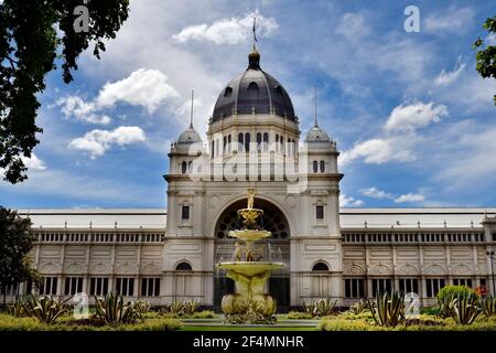 Melbourne, Victoria, Australie - 05 novembre 2017 : bâtiment d'exposition royale et fontaine dans les jardins publics Carlton Gardens, un site classé au patrimoine mondial de la capitale Banque D'Images