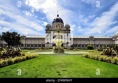 Melbourne, Victoria, Australie - 05 novembre 2017 : bâtiment d'exposition royale et fontaine dans les jardins publics Carlton Gardens, un site classé au patrimoine mondial de la capitale Banque D'Images