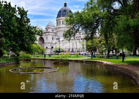 Melbourne, Victoria, Australie - 05 novembre 2017 : étang avec oiseaux et bâtiment d'exposition royale dans les jardins publics Carlton Gardens, dans la capitale de Victoria Banque D'Images