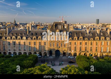 Vue aérienne avant de l'entrée du bâtiment principal de la place des Vosges à Paris, France Banque D'Images