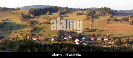 Vue d'automne depuis les montagnes bohème et morave, village de Vecov, Zdarske vrchy, République tchèque Banque D'Images