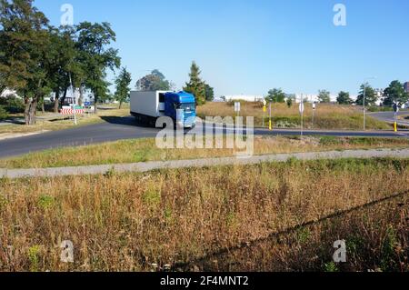 POZNAN, POLOGNE - 06 septembre 2013 : conduite de camions autour d'un secteur industriel Banque D'Images