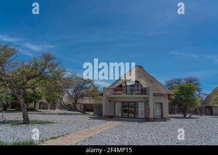 OKAUKUEJO, NAMIBIE - 14 JANVIER 2020 : complexe Okaukuejo avec toit de chaume et camping dans le parc national d'Etosha Banque D'Images