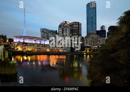 Melbourne, Victoria, Australie - 05 novembre 2017 : scène nocturne dans le quartier de Southbank avec complexe illuminé Southgate, centre artistique et tour Eureka Banque D'Images