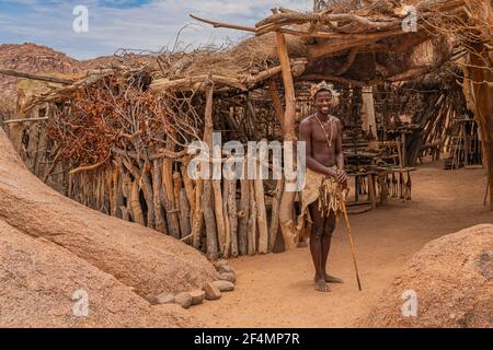 DAMARALAND, NAMIBIE - 13 janvier 2020 : les hommes de Damara en vêtements traditionnels au Damara Living Museum à Damaraland, Namibie Banque D'Images