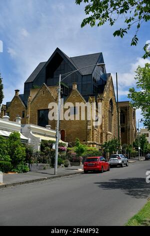 Melbourne, Victoria, Australie - 05 novembre 2017 : l'ancienne église du mémorial de Cairns a été rénovée pour créer un immeuble résidentiel exclusif à l'est de Melbourne Banque D'Images