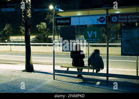 mère,fils,femme,garçon,enfant,bus,gare,bus,deux,nuit,route,rue,attente,arbres,barcelone,assis Banque D'Images