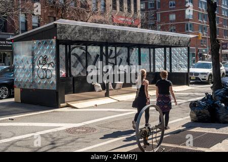 Les femmes défilent devant un hangar à restaurants en plein air fermé à Chelsea, à New York, lors de la pandémie COVID-19, le dimanche 21 mars 2021. (Photo de Richard B. Levine) Banque D'Images