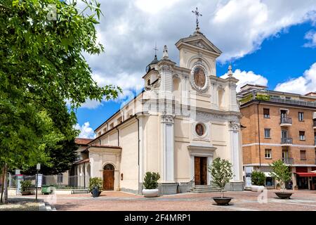 Vue sur la magnifique église blanche San Giovanni Battista sur la petite place de la ville d'Alba, Piémont, Italie du Nord. Banque D'Images