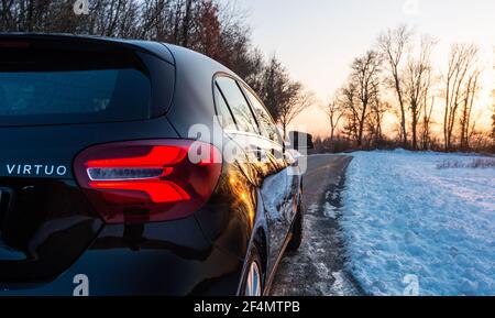 Vue rapprochée arrière de la voiture de luxe Mercedes Benz Virtuo. Mercedes noire au coucher du soleil Banque D'Images