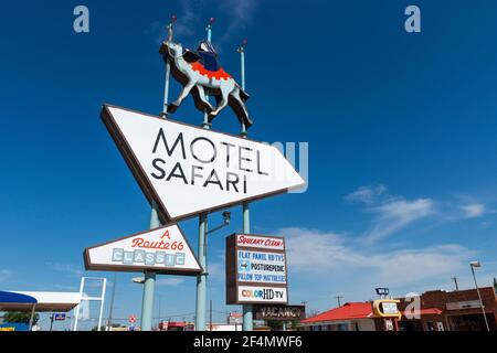 Tucumcari, Nouveau-Mexique - 9 juillet 2014 : vue sur le panneau de bord de route du Blue Swallow Motel historique, le long de la US route 66, dans la ville de Tucumcari, N Banque D'Images