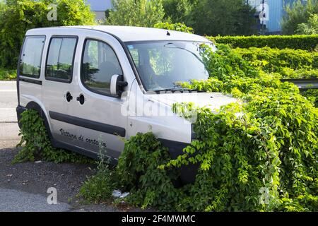 Milan (Italie) août 09/2019 - voiture abandonnée dévorée par la nature Banque D'Images