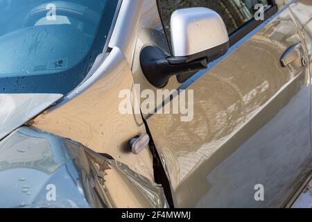 BUCAREST, ROUMANIE - 16 mars 2021 : détail de la voiture endommagée sur la voiture écrasée, véhicule épaté. Métal et plastique écrasés après un accident de la route à Bucarest Banque D'Images