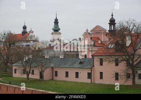 Zamosc, Pologne, 10 novembre 2020. Vieilles maisons européennes pittoresques sur un ciel nuageux jour d'automne, paysage. Paysage urbain de la vieille ville polonaise. Banque D'Images