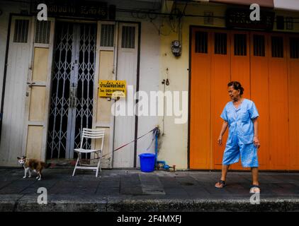 Une femme âgée prend son chat pour une promenade dans le quartier chinois de Bangkok, en Thaïlande Banque D'Images