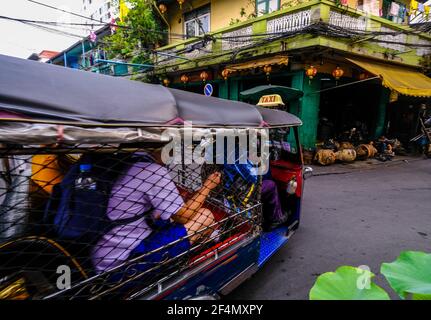 Un tuk-tuk se trouve le long d'une rue étroite à Talat Noi, Bangkok, Thaïlande Banque D'Images