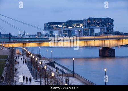 Vue depuis le boulevard du Rhin dans le quartier Deutz jusqu'au pont Deutzer et le Kranhaeuser (Crane Houses) dans le port de Rheinau, Cologne, Allemagne. Banque D'Images